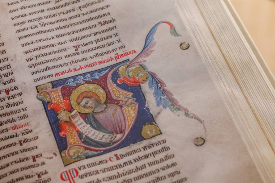 Sve o knjizi koju je Milanović poklonio Papi Franji u Vatikanu: Unikat je i košta 20 tisuća kuna