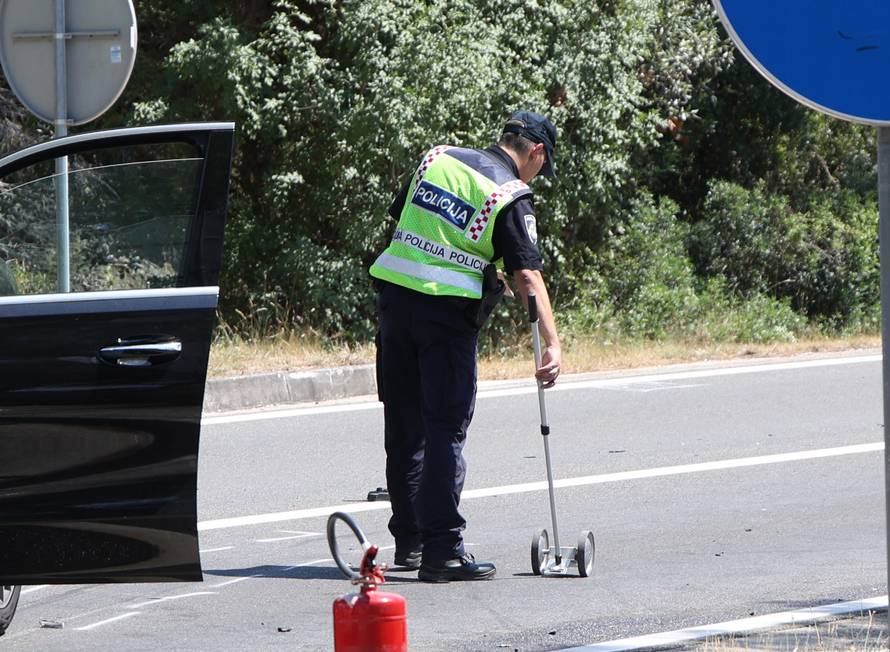 Šibenik: Sudar automobila i vozila saniteta kod Morinjskog mosta, šest osoba prevezeno u bolnicu 