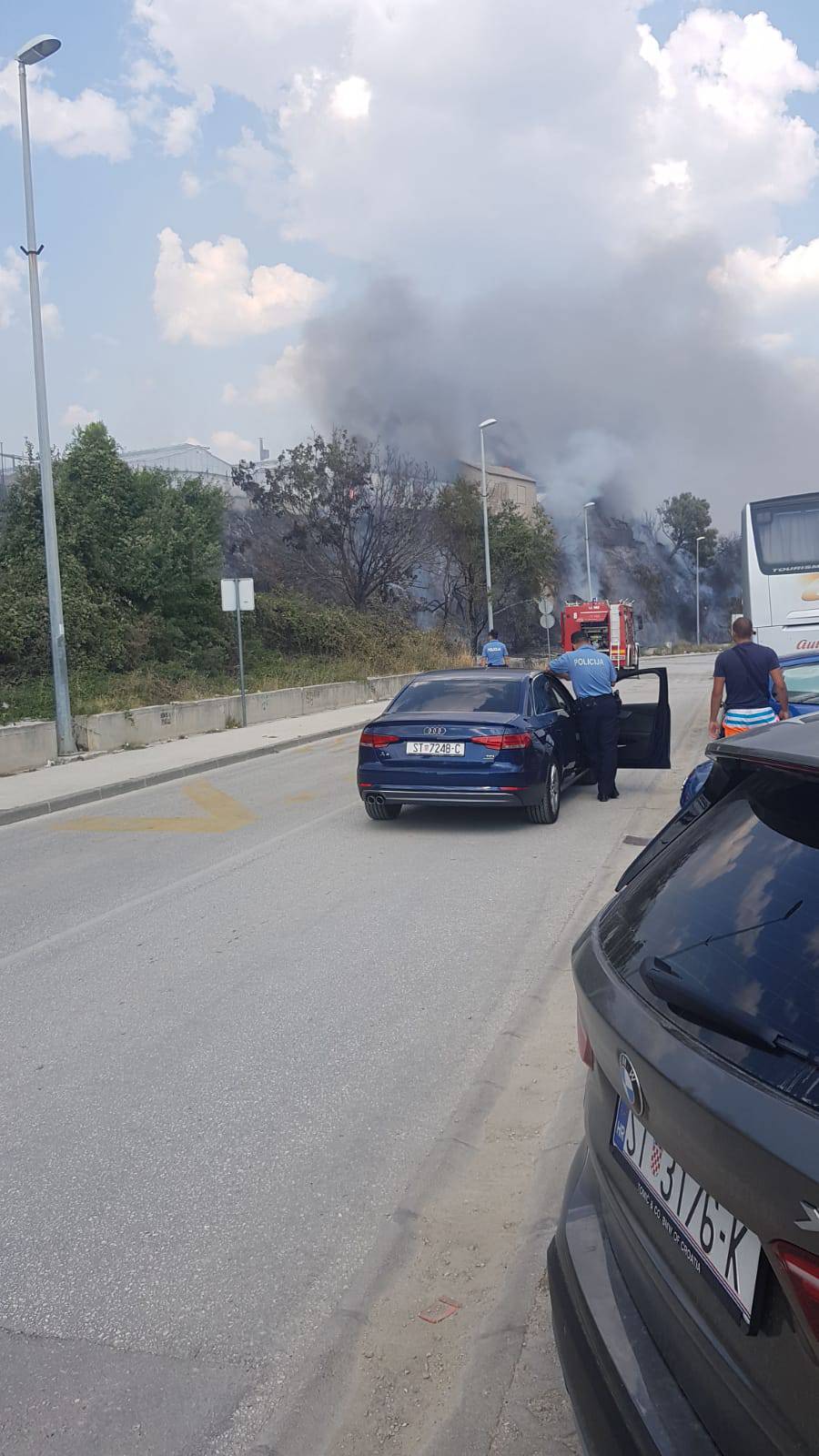 Split: Opet gorjelo na Žnjanu, vatra zahvatila šikaru i barake