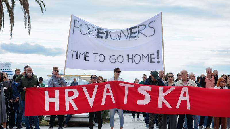Zastrašujuće poruke na Rivi! Šačica sad transparentima tjera strane radnike iz Hrvatske