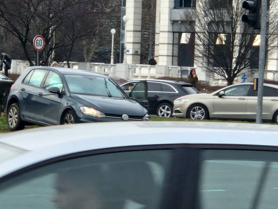 FOTO Kaos kod Avenue Malla: Sudarila se dva automobila, dvoje ljudi prevezeno u bolnicu