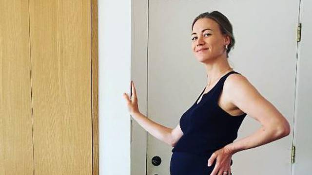 Glumica iz hit serije 'Sluškinjina priča' čeka dijete u 41. godini: Pokazala je i trudnički trbuščić