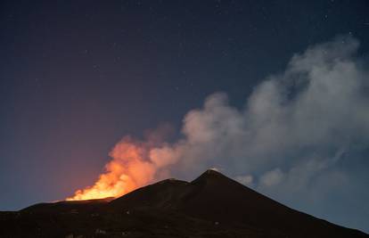 VIDEO Eruptirala Etna, izbacuje vrući pepeo i lavu: Otkazali sve letove u zračnoj luci na Siciliji