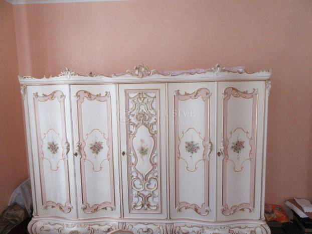 Ovako nešto nikad niste vidjeli! Prodaje se stan u Opatiji: Zlato, mramor, kipovi koji nose TV...