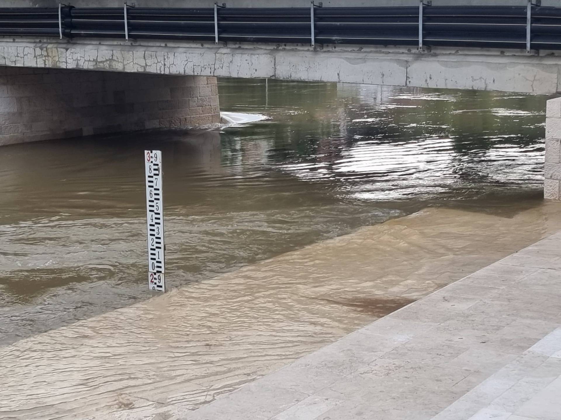 Raste vodostaj Zrmanje i Une: Hrvatska Kostajnica i Obrovac digli vreće i barijere za poplave