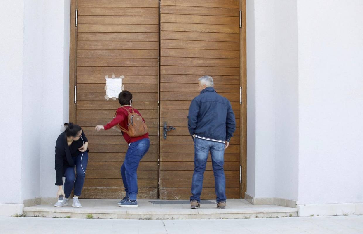 Optužen dvojac koji je novinarki prikliještio ruku u splitskoj crkvi