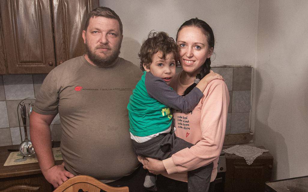 Andrej (3) živi u kući od blata punoj miševa: Teško govori i hoda, a mama ima epilepsiju