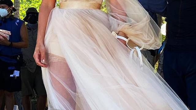 Jennifer Lopez zabljesnula u zlatnoj vjenčanici s dekolteom