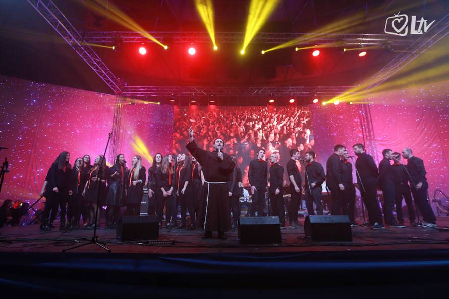 Koncert 'Pogledaj srcem' je u Ciboni oduševio tisuće vjernika