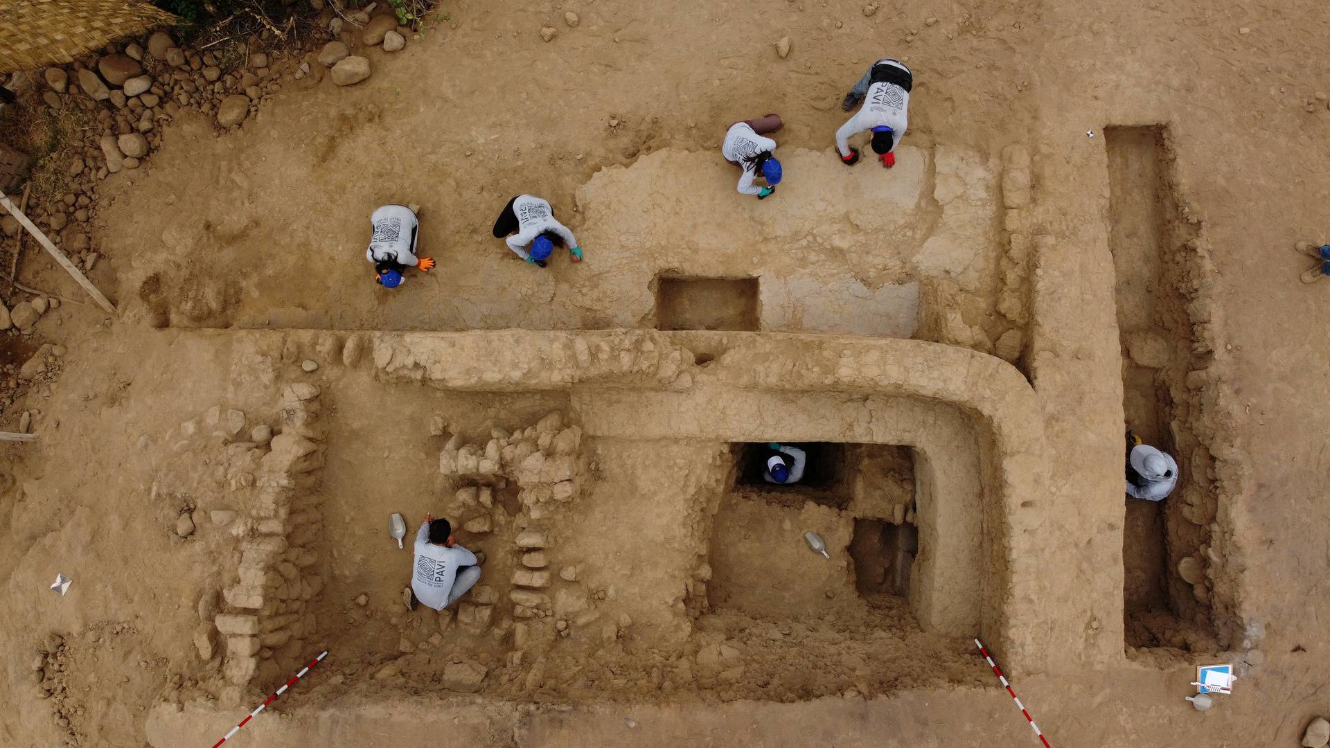 Ancient 4,500-year-old polychrome wall found in Peru