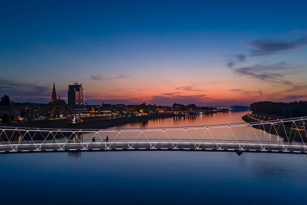 Pogled iz zraka na Osječki most koji svijetli novom dekorativnom rasvjetom 