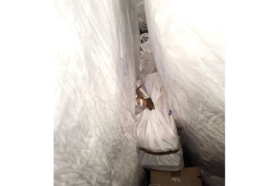 FOTO Šverceri cigareta 'pali' na granici sa Srbijom: Evo što su sve skrivali u svom kamionu