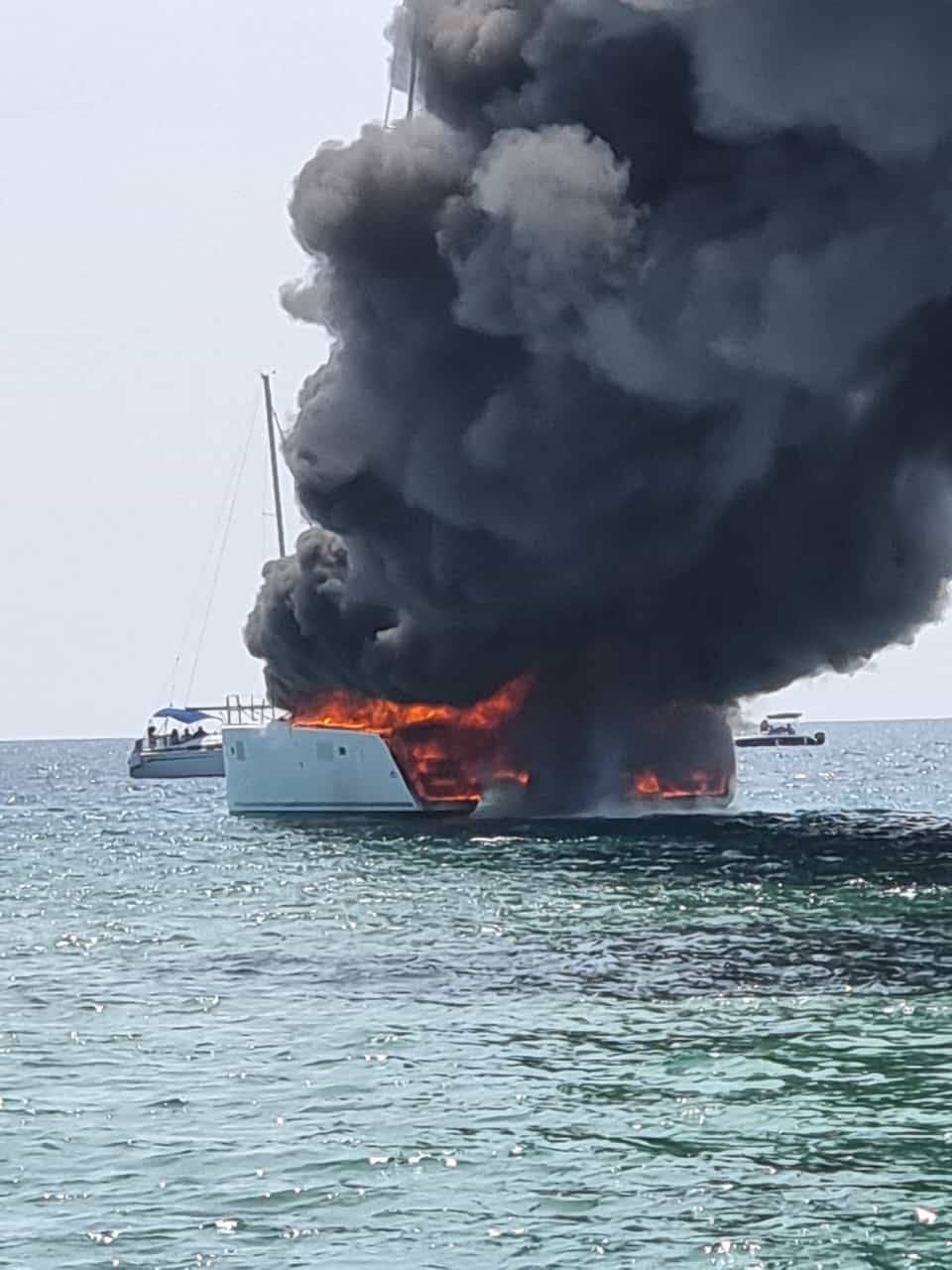 FOTO U blizini Trogira izgorio katamaran: Na njemu bilo 10 putnika, nema ozlijeđenih