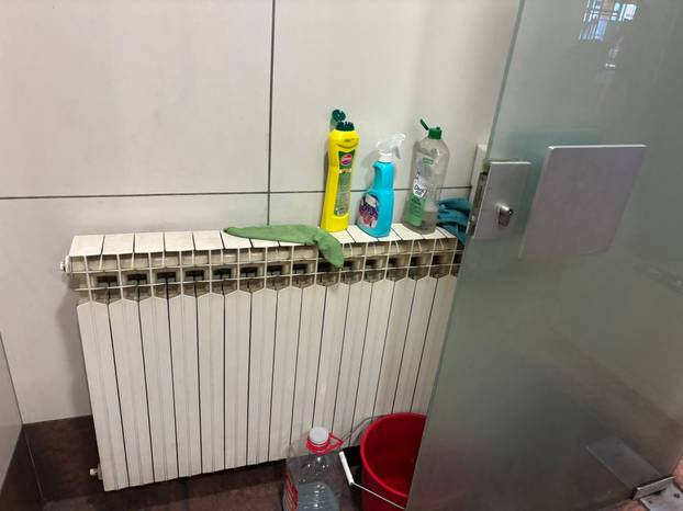FOTO Autobusni kolodvor se raspada! Među putnike pala staklena stijenka, evo fotki