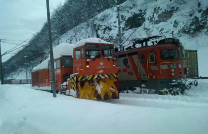 Zbog snijega na pruzi umjesto vlakova putnike voze autobusi