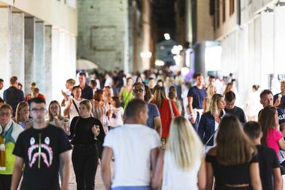 Turisti u šetnji Zadrom noću