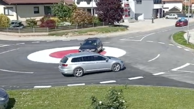 VIDEO Novi kružni tok zbunio je vozače u Koprivnici: Voze preko njega, idu u krivom smjeru...