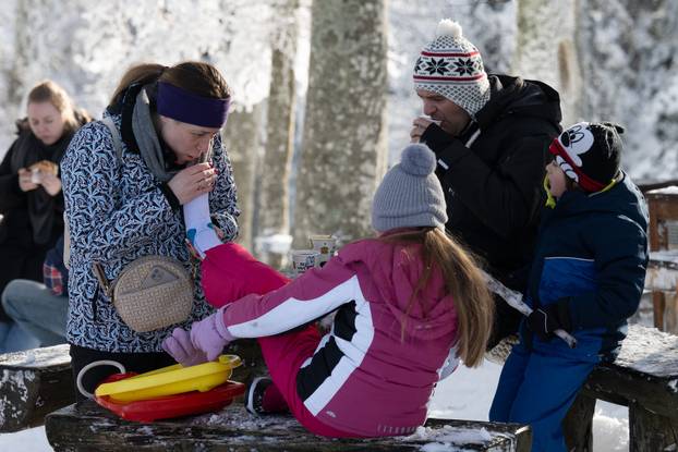 Zagreb: Građani uživaju u suncem okupanom Sljemenu 