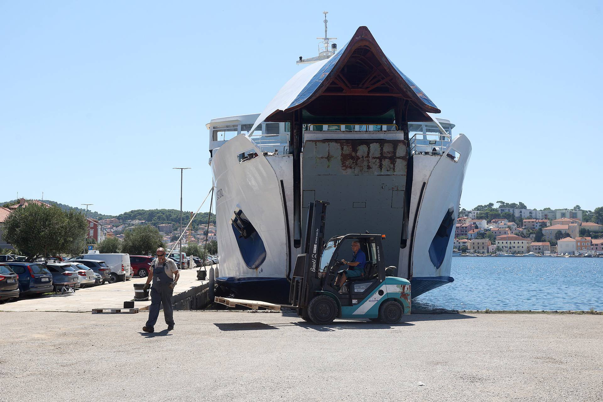 Mali Lošinj: U tijeku je očevid nakon što je troje djelatnika Jadrolinije poginulo nakon pada rampe