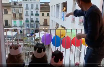 Španjolska policija čestita djeci rođendane i donosi im darove