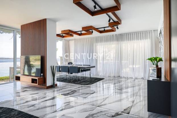 FOTO Vila na Dugom otoku je prvi red do mora i ima bazen! Pogodite za koliko se prodaje