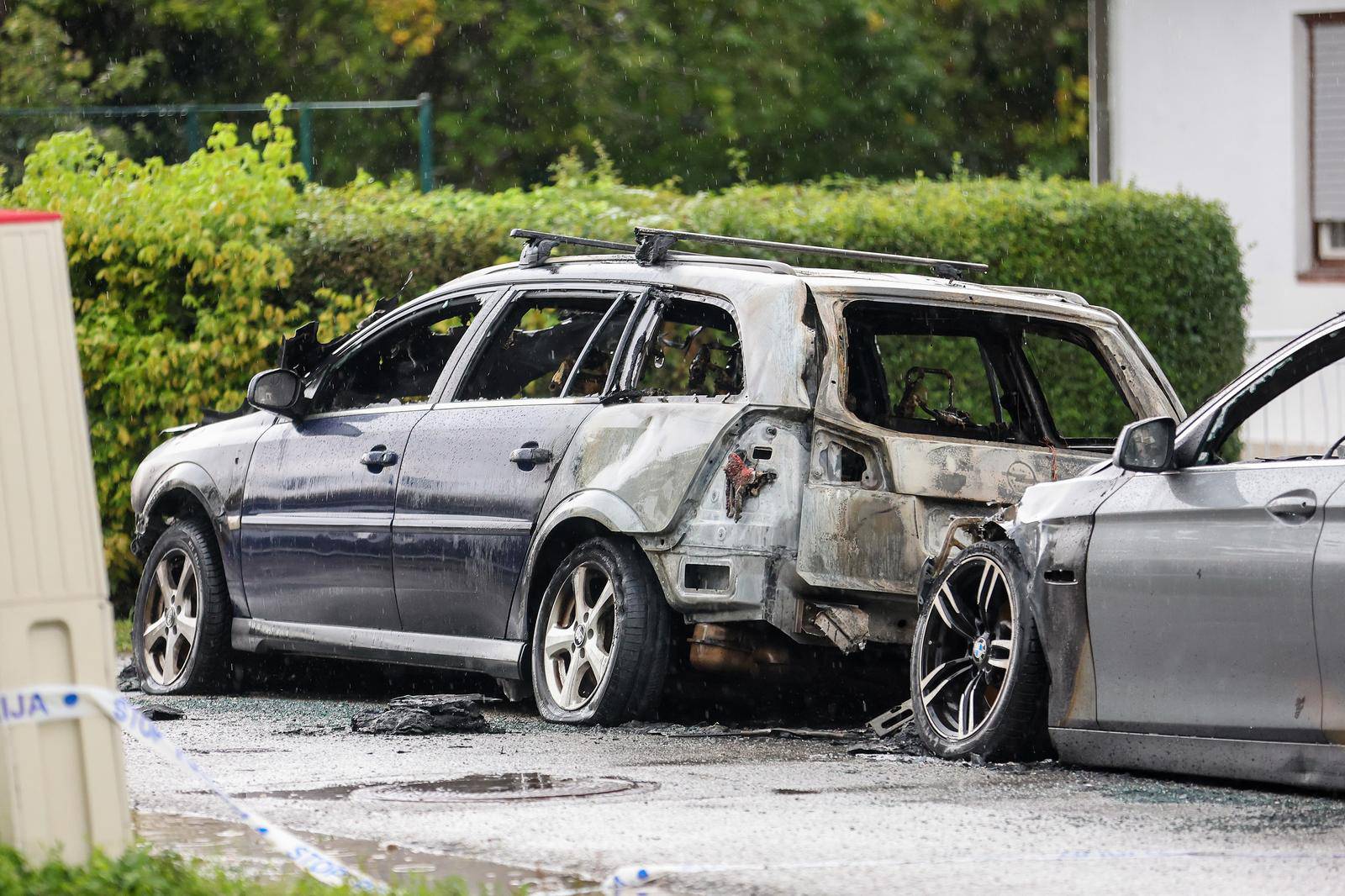 Zagreb: Dva automobila u Vrapču u potpunosti izgorjela, policijski očevid je u tijeku