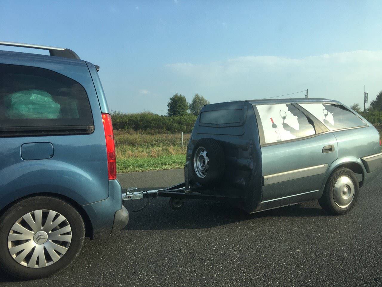 Poljski izum: Prepolovili stari auto i pretvorili ga u prikolicu