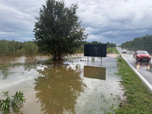 FOTO U dva sata 2000 udara munja! Palo 100 l kiše po m2! Pogledajte šokantne fotografije