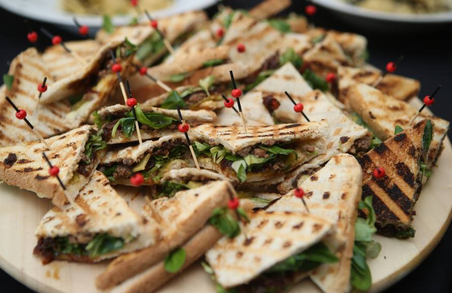 Split: U sklopu Gastroadventa upaljena je druga adventska svijeÄa