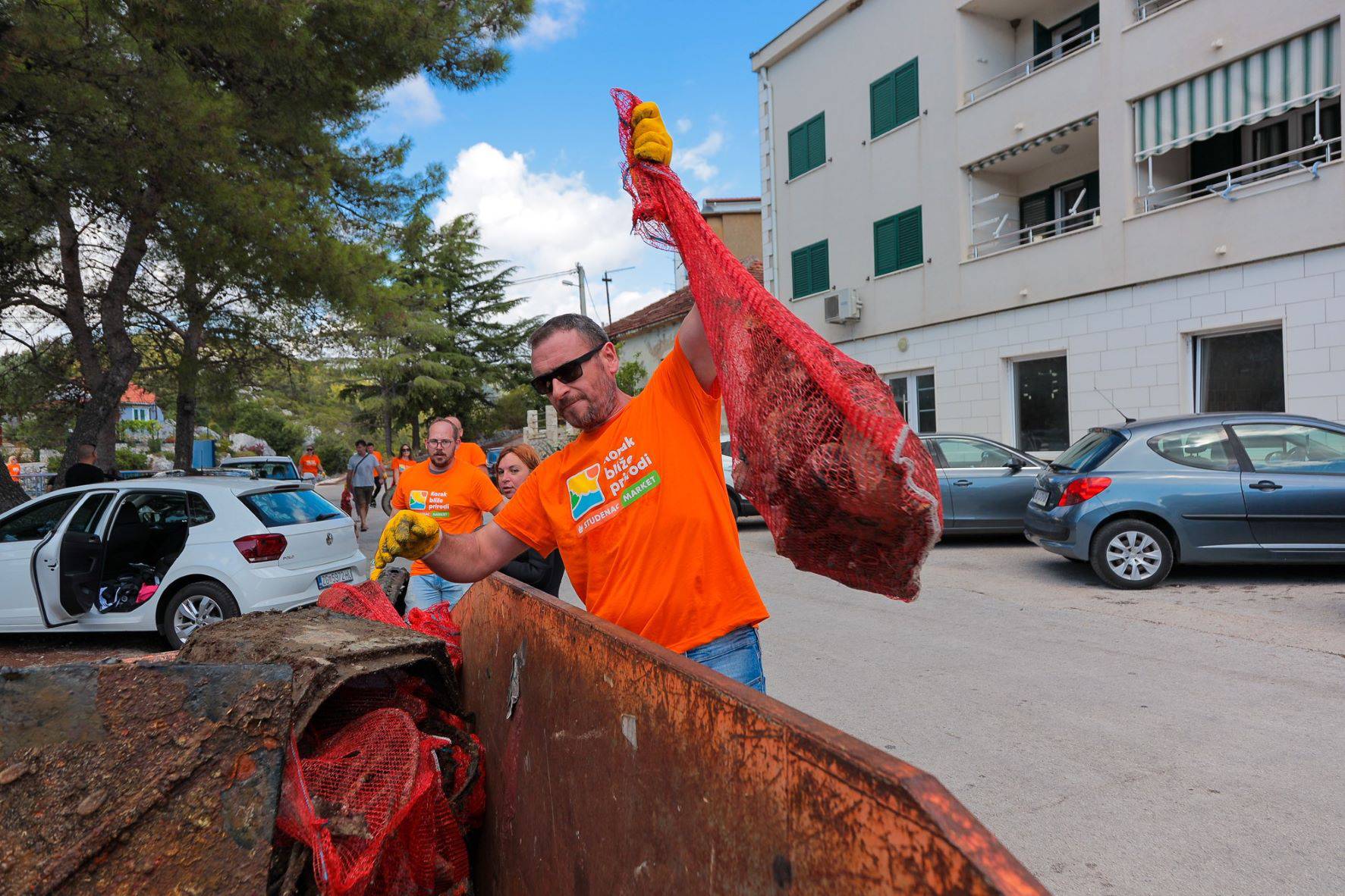 Studenac i ronioci iz Ploča uklonili više od 10 kubika otpada s dna plaže Portina