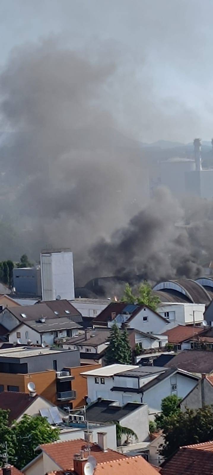 VIDEO Gusti dim u Zagrebu, gori tiskara na Trešnjevci: 'Vidio sam samo dim i vatrogasce'