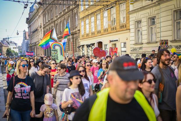 Zagreb: 24. Povorka ponosa LBGTIQ zajednica "Puna usta ponosa" prolazi centrom grada