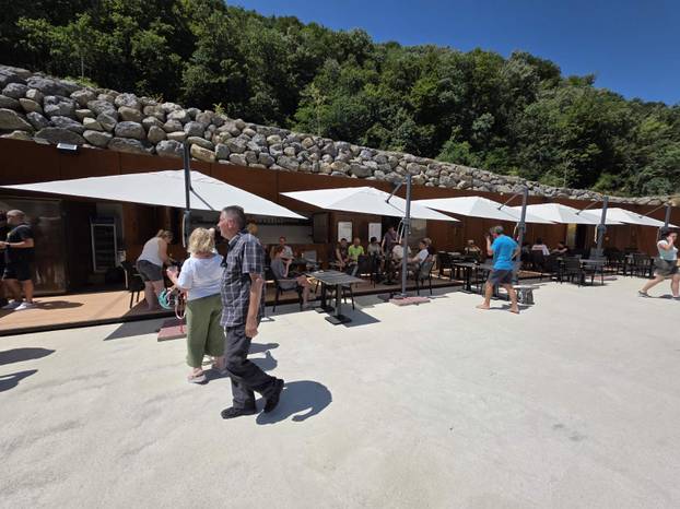 FOTO Adrenalinska atrakcija u Orahovici - zip line preko jezera!