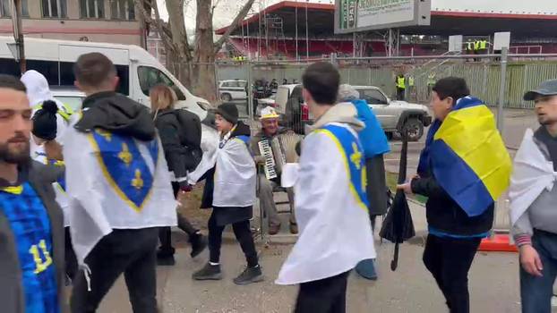 VIDEO 24SATA U ZENICI Dresove, zastave nude ispod cijene, stigla i Dubioza: 'Take me to America'