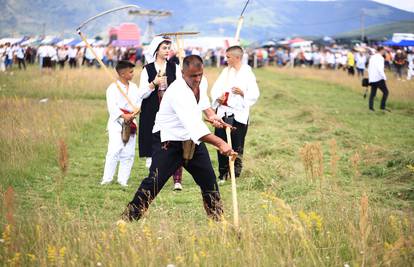 Stoljetna tradicija na Kupresu ne prestaje: 'Mladi kosac, oštra kosa, dođi draga do otkosa...'