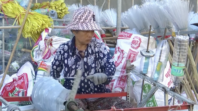 VIDEO Misija smanjenja otpada: U Kambodži radnici pretvaraju plastiku u odlične metle