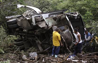 Tragedija u Meksiku: Najmanje 32 poginulih u prevrtanju busa 