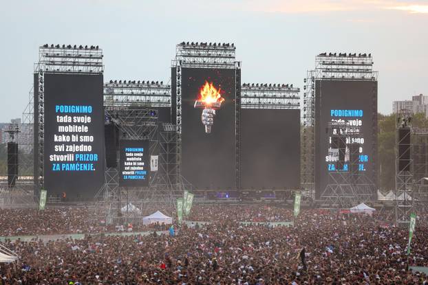 Zagreb: Obožavatelji zauzimaju mjesta unutar Hipodroma uoči početka koncerta