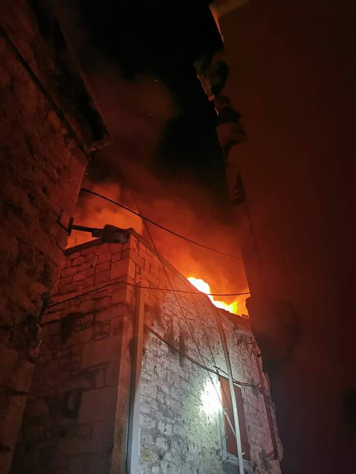 Požar u središtu stare jezgre Trogira: Gorilo potkrovlje kuće