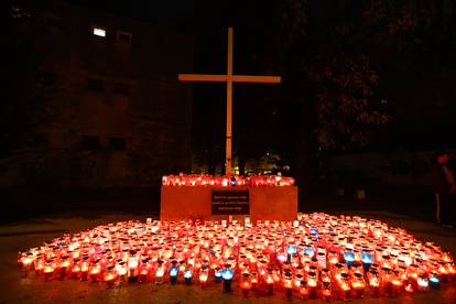 Mostar: Stanovnici zapalili svijeće i pomolili se za žrtve Vukovara i Škabrnje
