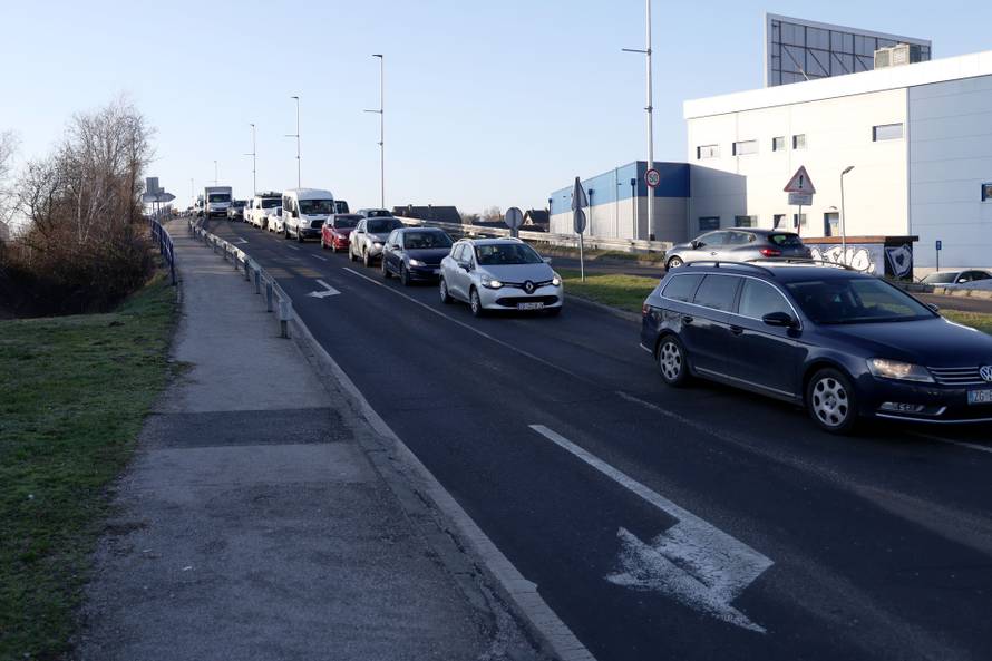 Zagreb: Gužve na nadvožnjaku u Sesvetama