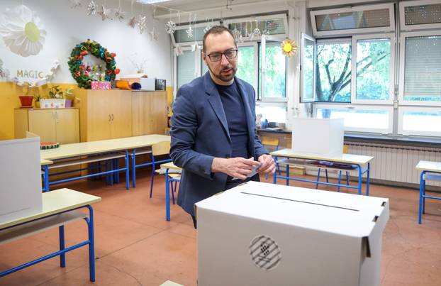 Zagreb: Kandidat za gradonačelnika Tomislav Tomašević glasovao u drugom krugu lokalnih izbora