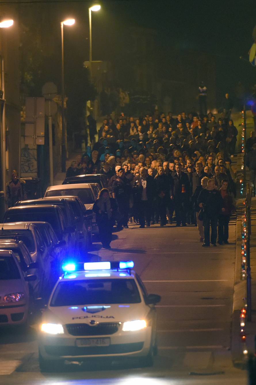 Svijećama i mimohodom kroz Pulu odali počast Vukovaru