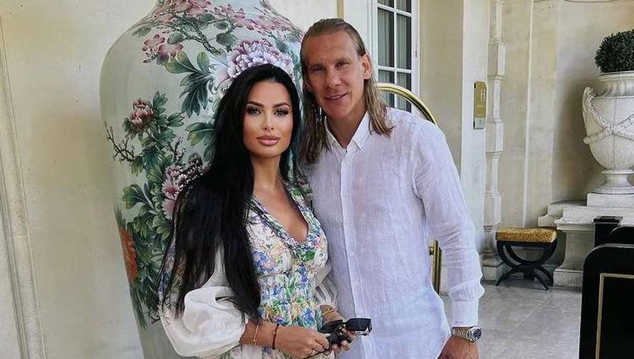 Domagoj Vida pozirao u društvu supruge Ivane, ona je privukla pažnju natikačama od 5000 kn