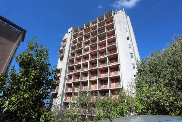 Rijeka: Nekada&scaron;nji neboder H&Zcaron;-a, koji sada pripada Sveu&ccaron;ili&scaron;tu, iz dana u dan propada