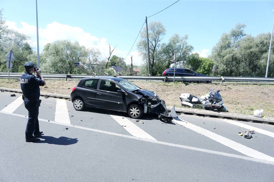 Autom naletio na policajca na motoru i odbacio ga s ceste