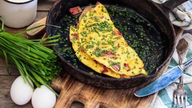 Ham and chives omlette