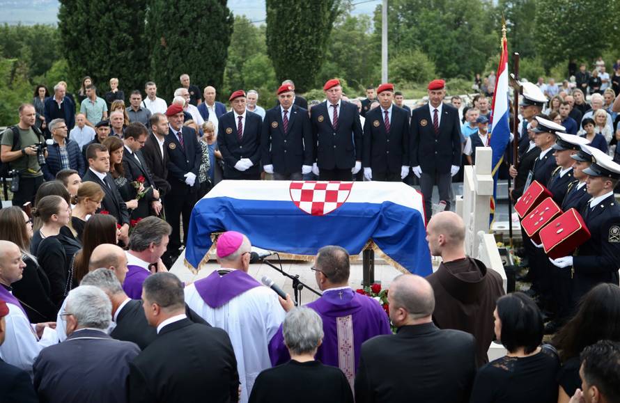 Imotska krajina oprostila se od svoga komodora Ivice Tolića