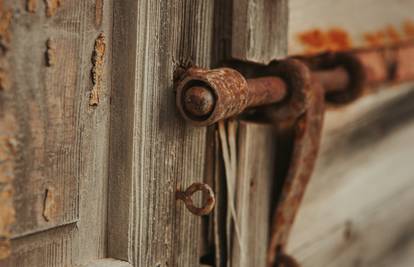 Bez kemikalija! Pjenušavo piće iz hladnjaka odlično čisti hrđu