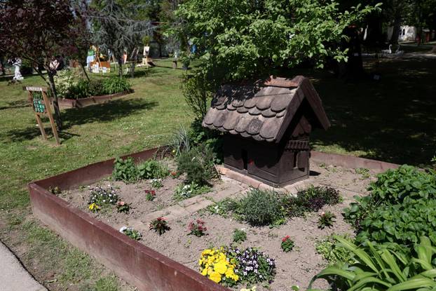 U Dugom selu održan je sajam cvijeća